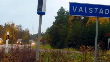 Fartkamerorna vid Daddhorva på E22 söder om Västervik är avstängda i väntan på omprogrammering till den nya hastigheten. Foto: Margareta LjungBlad