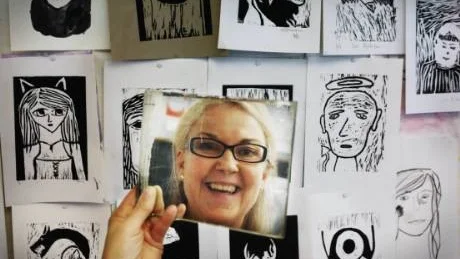 I november ställer Lise-Lott Gustafsson Moschiri ut konst gjord av Ludvigsborgsskolans elever på Västerviks museum. De äldsta linoleumtrycken är 25 år gamla och  en del är osignerade. I samband med utställningen anordnas grafikworkshops för kommunens sjundeklassare.Foto: Karin Hertz
