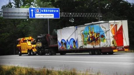 En tivolivagn fick stopp på infarten till Västervik.  Foto: Ellen Kindstrand