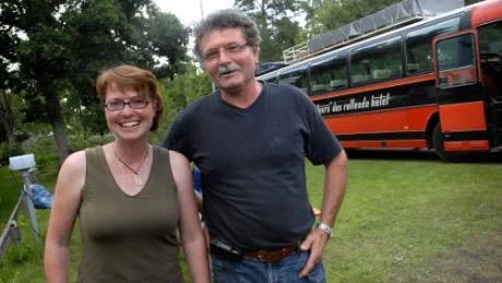 Reseledaren Silke Korbl och busschauffören Helmut Erbersdobler guidar en grupp tyska resenärer som inkvarterat sig i den praktiska hotellbussen. Foto: Anders Steiner