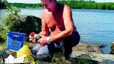 Bestyr. Ove Stefansson fixar burarna inför premiären.