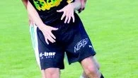 Livtag. Loftahammars Kristoffer Wingerstad kramar om en motståndare i lördagens match på Hammarvallen.      Foto: Ingemar Petersson