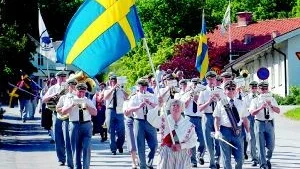 På marsch. Överums Musikkår och Överums dansare marscherade från Överums centrum till minnespaviljongen vid onsdagens nationaldagsfirande.