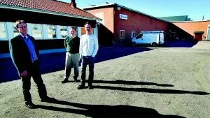 Nybyggt. Naxoflex kontorspersonal har just fått flytta in i ett nybyggt kontor, alldeles intill de gamla lokalerna. Företagets vd Sture Johansson och hans medarbetare Niclas Petersen, ekonomichef och Magnus Strand, projektledare tycker det är positivt att alla medarbetare nu finns samlade på ett ställe. Foto: Matilda Ahl