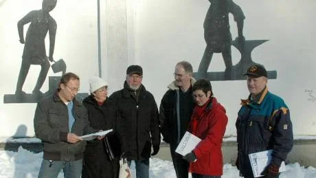Arrangörer. Den här gruppen ligger bakom mycket av det som kommer att ske under Julkul i Överum på söndag. Från vänster är det konstnär Kent Berg, Gerd och Bo Håkansson från Lions Club, Bengt Landstedt från Överums IK, Cecilia Karlsson, hantverkare samt Roland Karlsson, träffpunkten Kanelbullen. Foto: Ingemar Petersson
