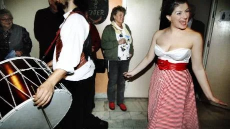 Nisti Stêrk och hennes musikanter får publiken att dansa jenka, sjunga allsång, berätta om sina drömmar och spela tvärflöjt. En sund lektion i osvenskhet.Foto: Ellen Kindstrand