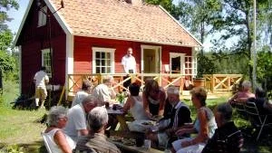 Mysigt på Ärtholmen. Under hela sommaren arrangerar Totebo-Yxered samhällsförening söndagscaféer med sång och musik.FOTO: ANDERS LAGERMAN