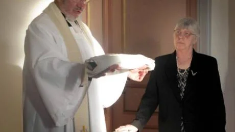 Gåva. Ordförande i Kyrkliga syföreningen i Ankarsrum, Vivan Adolfsson, överlämnar en vacker altarduk till prosten Claes-Göran Thorell.