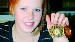 Lyckad SM-debut. Det blev en fin tiondee plats för 12-åriga Agnes Aronsson/Fasth när hon tävlade i junior-SM i klättring. Här ses Agnes med en del av de medaljer hon fick vid tävlingen.