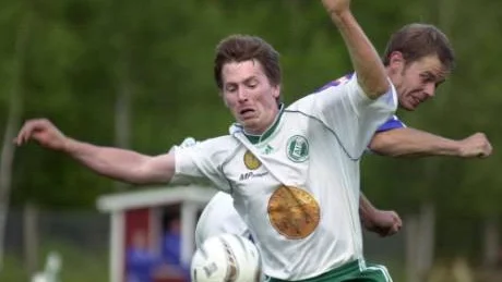 Comeback. Nu gör Patrik "Putte" Jonsson comeback även i AIS-fotbollen. I bakgrunden svågern Tobias Ring som AIS-tränaren Håkan Sundström hoppas på. Foto: Anders Liljegren
