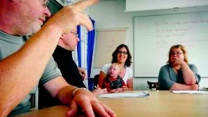 Möte. I går fanns mammalediga ordföranden i journalistklubben på VT, Marie Kerrolf, på plats, här med sonen Nils i knät. Karin Hörnfeldt, från Svenska Journalistförbundets konfliktjour, hade också kommit för att informera om vad som händer.Foto: Anders Steiner