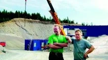 Nöjda företagare. Karl Uhre och Cary Skoglund är mycket nöjda med sitt samarbete och med bemötandet de fått när de etablerat betongtillverkning i Blackstad.  I bakgrunden håller den transportabla betongfabriken på att monteras.