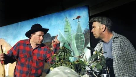"Kom bara ihåg, det är jag som talar. Du håller käften!" George (Michel Asplund (till vänster) ger klar order till sin kompis Lennie (Roland Asplund) i en av de heta scenerna i Teaterskeppets aktuella uppsättning "Möss och människor".