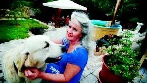 Lugnt och fridfullt. Både ettåriga hunden Moon och Eva-Karin Mossberg trivs i stillheten på gården.  Foto: Ellen Kindstrand