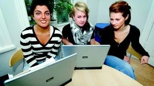 Tror på sin skola. Sassa Asli, Mia Löfstedt och Sofie Holm går alla på Östra Akademin och är nöjda med skolan. De brister som finns är på god väg att rättas till, tycker de. Inte minst då det anställts många nya lärare på sistone. Foto: Elin Lundholm