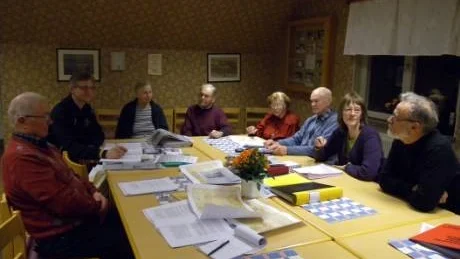 I Odenskans studierum pågår arbetet med att sammanställa Odensviboken. Fr.v. Åke Nilsson, Per-Inge Lindersson, Alice och Ragnar Gustafsson, Sonja och Sture Pettersson, Mariann Gustafsson och Gunnar Greek.Foto: Lena Pettersson