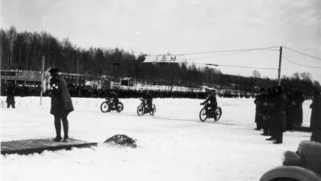 Det var full fart redan från start när man körde isracing på Hjorten i slutet av 1930-talet. Foto: Ur Kulbackens museums samlingar