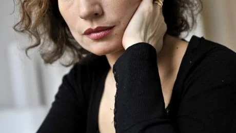 Alexandra Coelho Ahndoril tror att hon och maken har kommit närmare varandra genom skrivandet. "Vi kan vakna mitt i natten och tala om en idé vi kommit på. Och vi njuter av att inte vara ensamma när vi skriver", säger hon.Foto: Niklas Larsson/Scanpix
