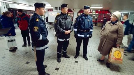 En närvarande polis efterlyses.Foto: Scanpix