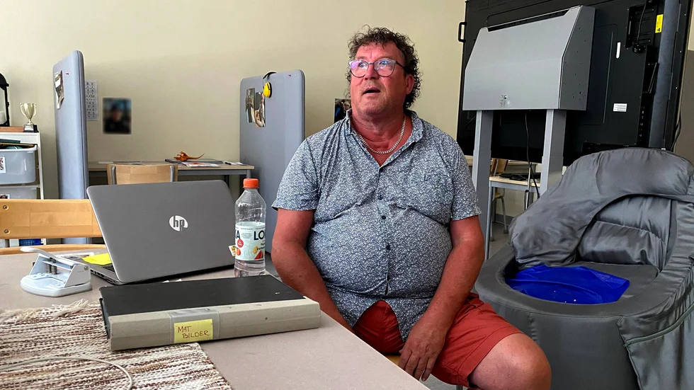 Jan Karlsson, lärare på Berzeliusskolan, har haft varma arbetsdagar vid terminsstarten. Det är svårt med koncentrationen när värmen pressar på, beskriver han.