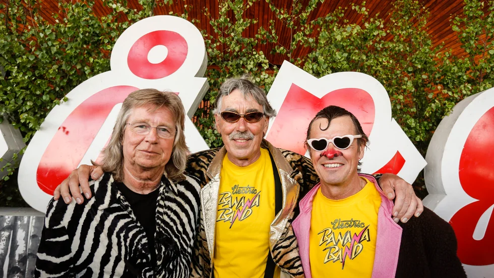 Electric Banana Band med Lasse Åberg (Trazan), Klasse Möllberg (Barnarne) och Janne Schaffer (Zebran) kommer att ge en liten konsert med sina roliga låtar då temalekparken Banankontakt invigs 10 september.