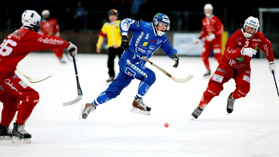 Pigga ben. Formstarke Christopher Sandell räknar med Otterbäcken ska bjuda tuffare motstånd på hemmaplan. Bilden från matchen mot Lidköping.