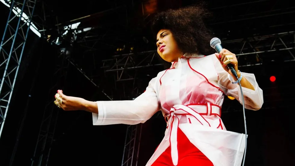 Recensenten ger Mapei 4/5 spårvagnar och hoppas på en större scen nästa gång.