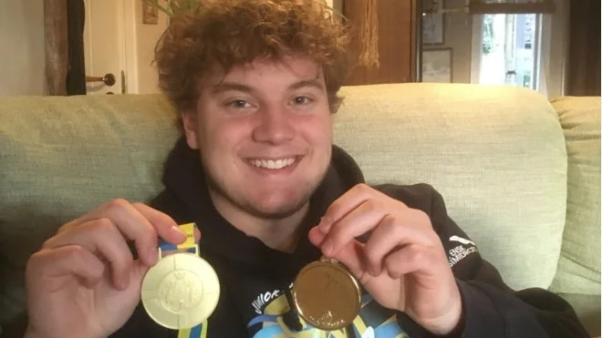 Nio SM-medaljer i livräddning är facit så här långt för elitsimmaren Olle Pettersson, fostrad i KSS.