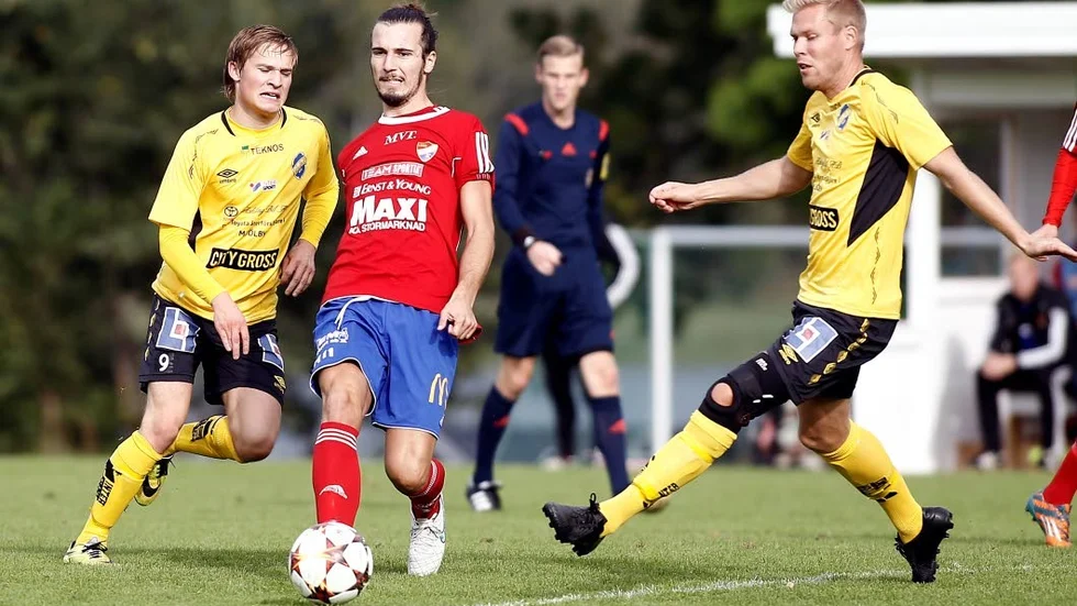 Dzenan Zekic sköt Boren förbi Mjölby AI.
