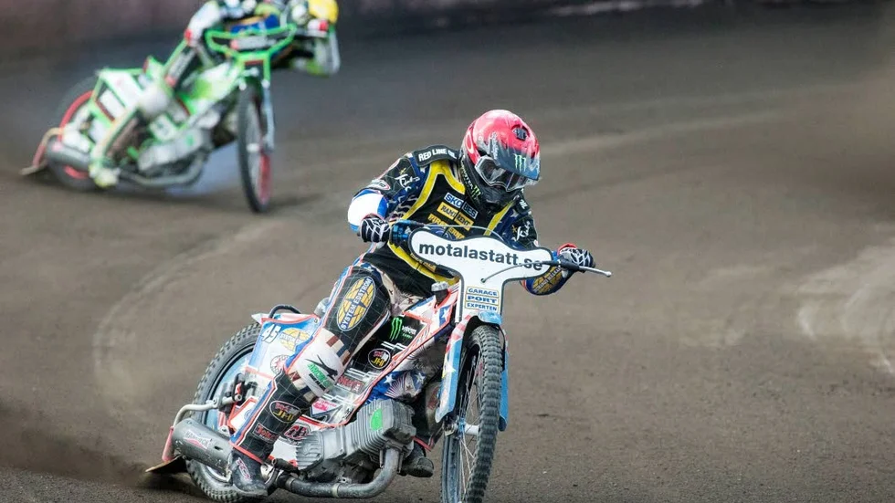 LEDAREN. Greg Hancock körde in maximala tolv poäng på fyra heat och hade stor uppvisning mot Västervik. Piraterna vann med hela 53–37.