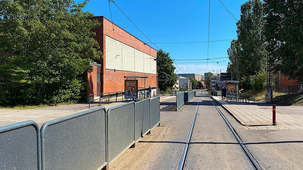 Här körde mannen med sin bil och orsakade en olycka.
