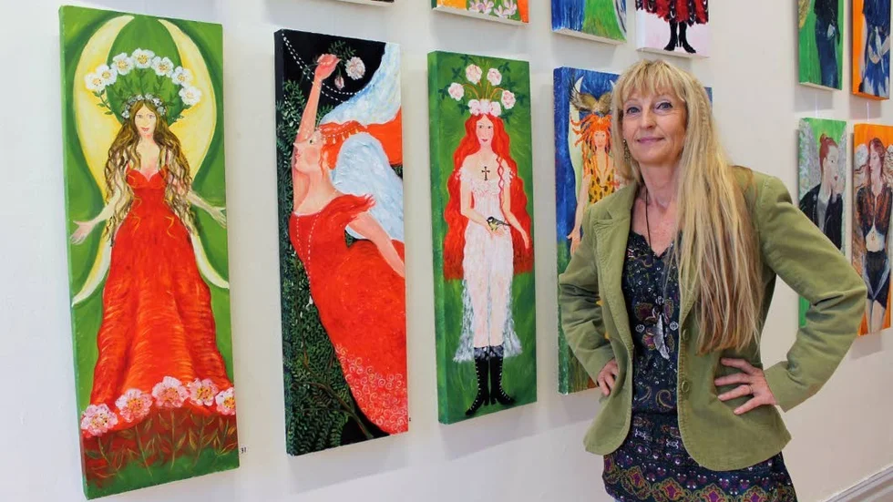 Det är färgstarka änglar som Anlouice Silverwitt visar på utställningen "Med eller utan vingar" på Konstgalleri Kultur i Rödtornet.