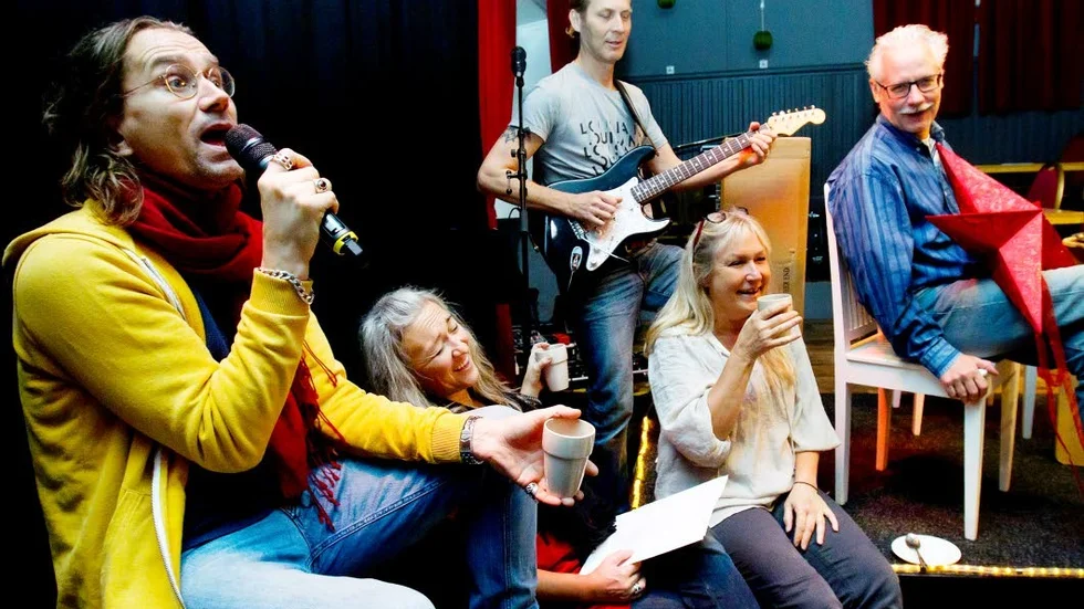 Julshowsbrådska. Magnus Karlberg, Maria Dillon, Kjell Silverwitt, Eva Granlund och Göran Friman fikar och repeterar samtidigt.