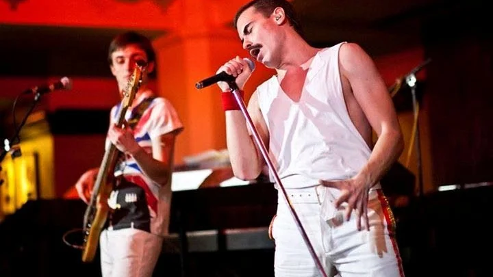 MVT:s recensent Fredrik Forsberg är imponerad över Queenies konsert i Motala under fredagkvällen.
