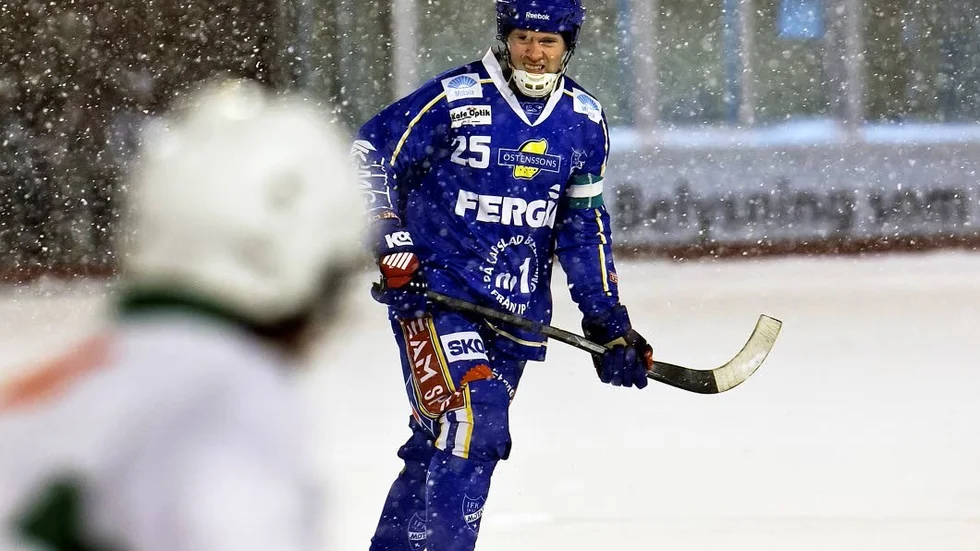 Thomas Pålsson och hans kollegor i veteran-SM fick spela bandy i svåra förhållanden. Snön vräkte ner på fredagen.