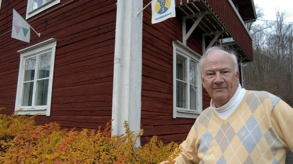Christer Goldhammer på Överums vandrarhem tycker att det är bra att Konsum har sena öppettider.