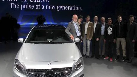Nya Mercedes A-Klass är betydligt lägre än föregångaren men samtidigt längre och bredare.Foto: Daimler