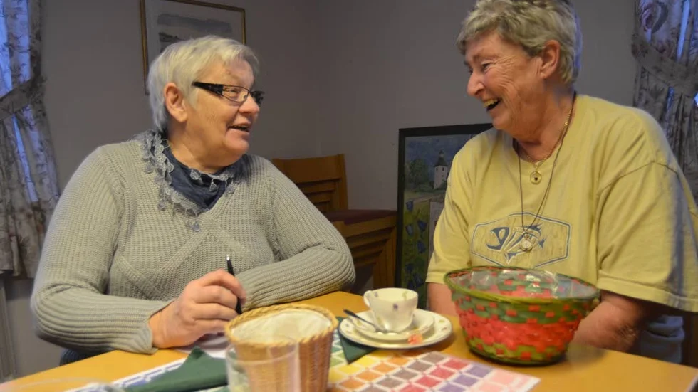 Inger Carlsson och Gun Henriksson har känt varandra länge. Det märks på deras sätt att skämta med varandra. De är båda medlemmar i Loftahammars kyrkliga syförening.
