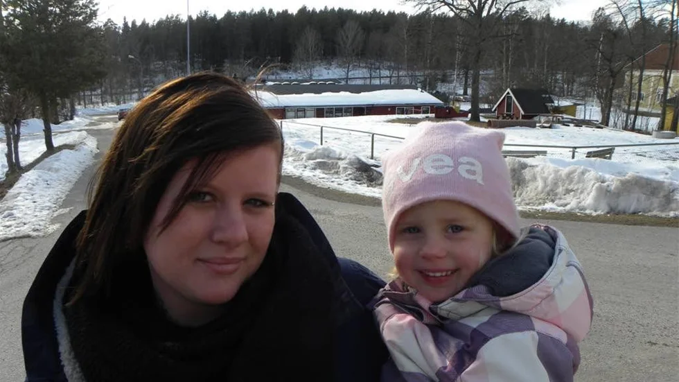 Jennifer Andersson med sin lilla dotter Tyra, 3 år, som tre gånger obemärkt smet från förskolan, som skymtar i bakgrunden.