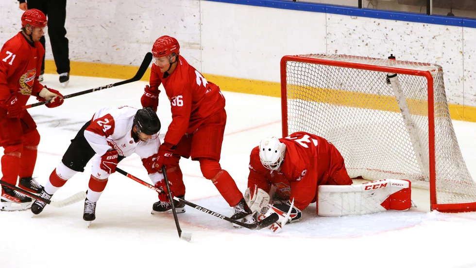 Oliver Håkansson fick släppa fyra puckar bakom sig mot Vita Hästen.