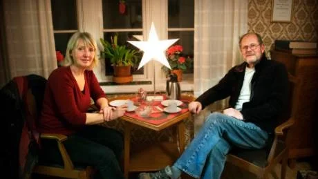 Christine Ramstedt och Lars Landstedt passade på att fika i Överums hembygdsgård när det var julmarknad. Foto: Anders Steiner