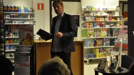Deckarförfattaren Anders de la Motte mötte publiken på Bokias onsdagsklubb.