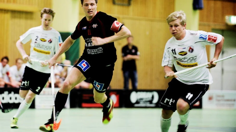Peter Hirschman leder poängligan i division I, trots färre matcher spelade än övriga.