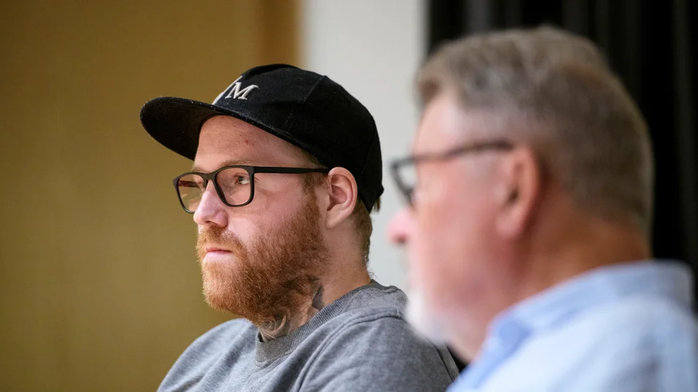 Robin Dahlén och advokat Stefan Liliebäck (till höger) vid en pressträff i Arvika på måndagen. "Jag vill slåss för min sak, det jag tycker är rätt", sade Dahlén.