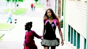 Fantastisk. Haddy Jallow som Fatou gör en överraskande stark skådespelarinsats. Här syns hon med sin lillasyster Keisha, som spelas av Renaida Braun. Foto: Noble entertainment