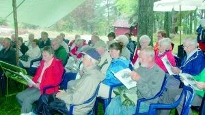 Hembygdsdag i Gamleby. Dryga 50 talet personer fick trycka ihop sig under den presenning man satt upp vid Myrkullen i Gamleby då det firades Hembygdens dag på söndagen.