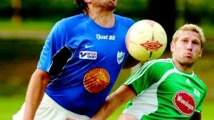 Kamp om bollen. IFK:s Jens Eriksson försöker stoppa Loftahammars Joakim Jansson. En duell som Loftahammar gick segrande ur.Foto: Anders Liljegren
