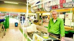 Ny regi. Nils Molin, med familj, har tagit över Konsum i Gamleby. Siktet är inställt på att höja omsättningen rejält och skapa en bra matbutik med inriktnign på färskvaror, gärna lokalt producerade. Närmast kommer Nils Molin från Coop Extra i Västervik.
