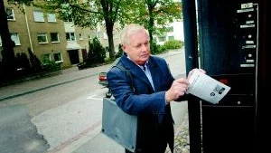 Politisk fotarbetare. Riksdagskandidaten Bo Lundgren (m) har delat ut 4 000 personvalsbroschyrer i Västervik, och ytterligare några tusen broschyrer i Oskarshamn och Vimmerby. Foto: Anders Liljegren