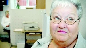 Ganska nöjd. Lisbeth Elmér från Kommunal sektion 18 och Berit Thall (i bakgrunden) på sektion 17 är glada att avtalet för 1500 kommunalt anställda är i hamn. Överlag ser avtalet inte så dåligt ut, även om de hade hoppats på mer pengar i potten för att höja lägstalönerna.  Foto: MATILDA AHL